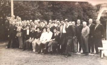 Empleados de comercio festajando su día en el prado de la por entonces Sociedad Italiana (hoy CCJC), a principios de la década de 1960.