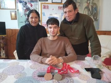 Leo junto a su madre, Mónica, y su padre, Carlos
